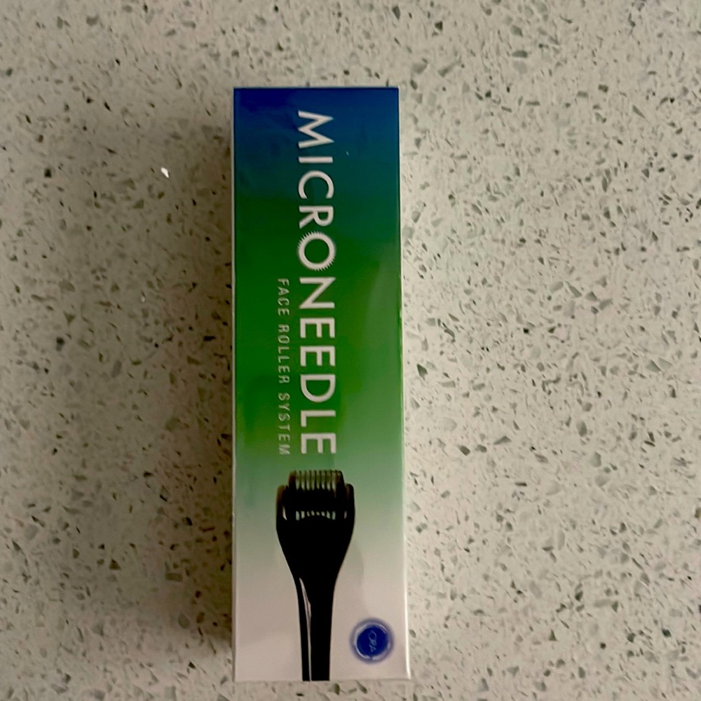 Ora Facial Microneedle Roller System-0.25mm Needle Depth -Aqua Head/Black Handle